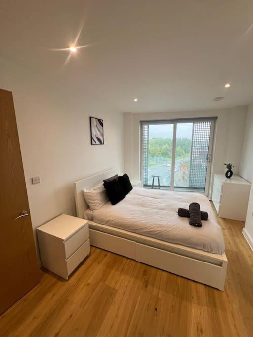 2 Bed Corner Apartment With Gym Манчестер Экстерьер фото